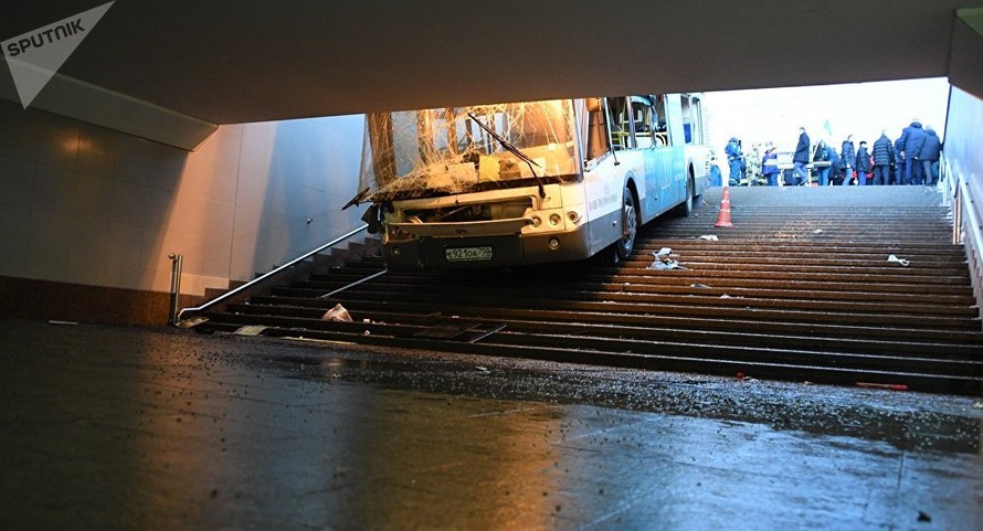 Nga: Xe bus lao vào hầm đi bộ, ít nhất 5 người thiệt mạng