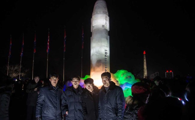 Triều Tiên điêu khắc tên lửa Hwasong-15 bằng băng
