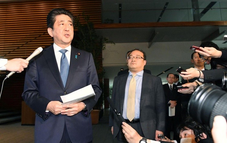 Thủ tướng Shinzo Abe trả lời báo chí sau cuộc điện đàm với Tổng thống Donald Trump vào hôm 9/3. Reuters