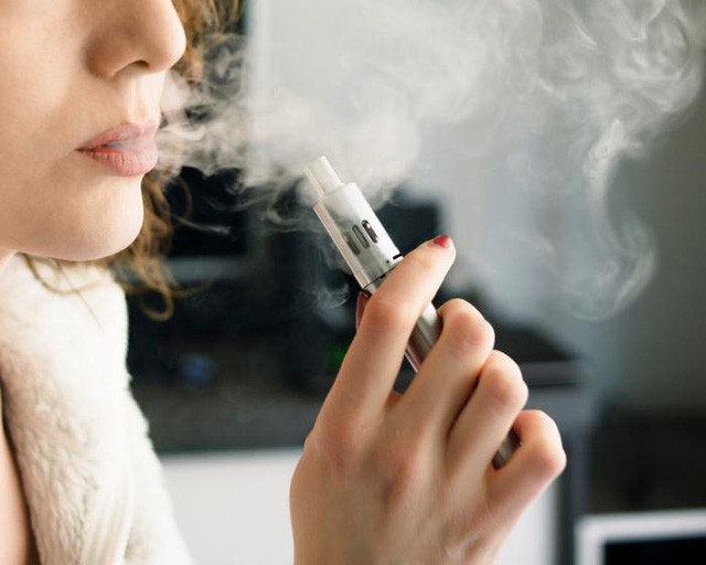 Thiếu nữ mắc bệnh về phổi nghiêm trọng sau 3 tuần hút thuốc lá điện tử