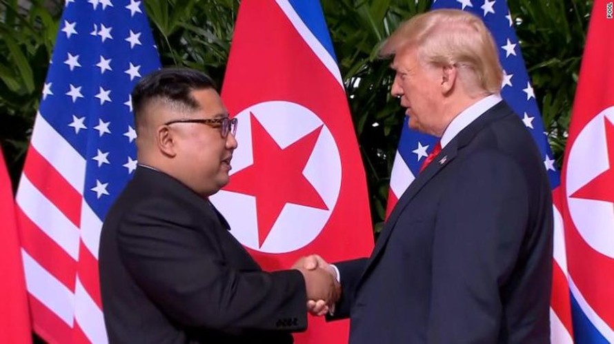 Khoảnh khắc lịch sử: Cái bắt tay giữa hai nhà lãnh đạo Mỹ-Triều