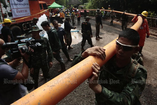 Vụ giải cứu đội bóng nhí Thái Lan: Nước xả chảy ngược lại hang động