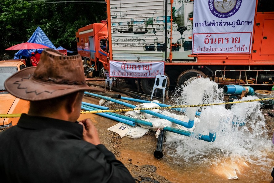 Lực lượng cứu hộ sẽ rút hết nước để đưa 13 thành viên đội bóng nhí Thái Lan ra ngoài 