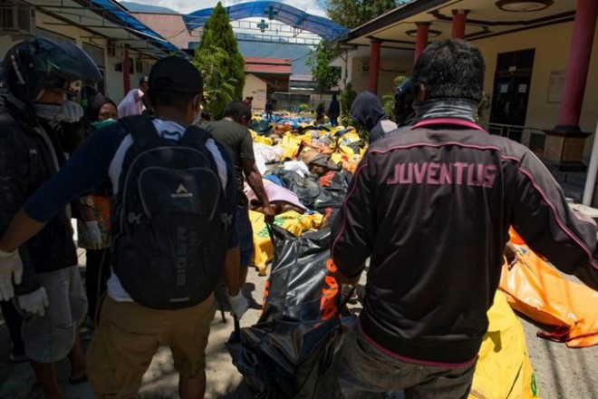 Indonesia phải chôn cất tập thể nạn nhân vụ động đất, sóng thần