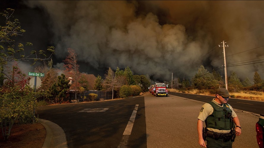 Mỹ: Cháy rừng như 'tận thế' khiến hàng chục nghìn người hoảng loạn