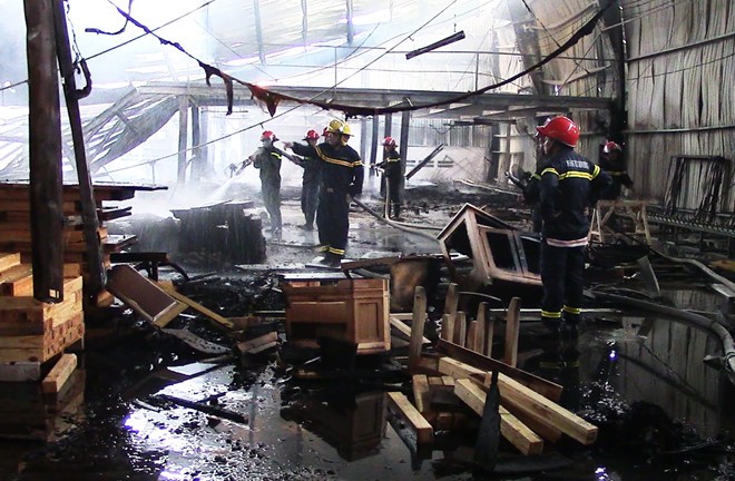Xưởng gỗ rộng 2.000 m2 bị cháy rụi