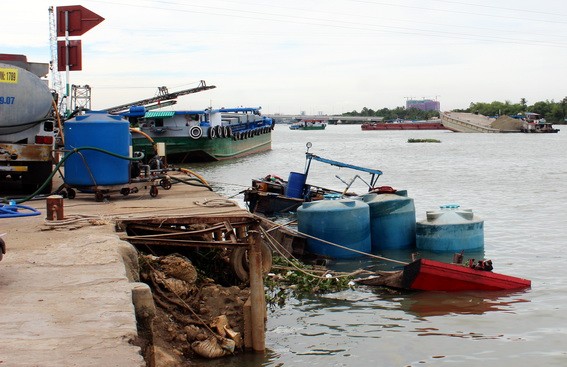 Thuyền thủng đáy, 26 tấn hóa chất chìm xuống sông Đồng Nai