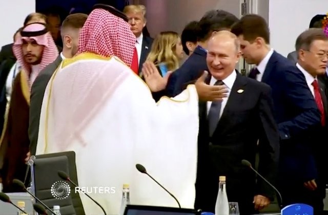 Tổng thống Putin ‘đập tay’ vui vẻ với Thái tử Ả rập Xê út