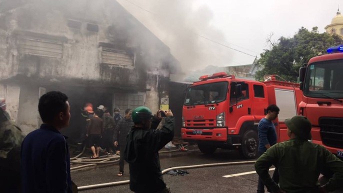 Cháy lớn kho hàng 2.000 m2 gần chợ Vinh, người dân hoảng sợ tháo chạy