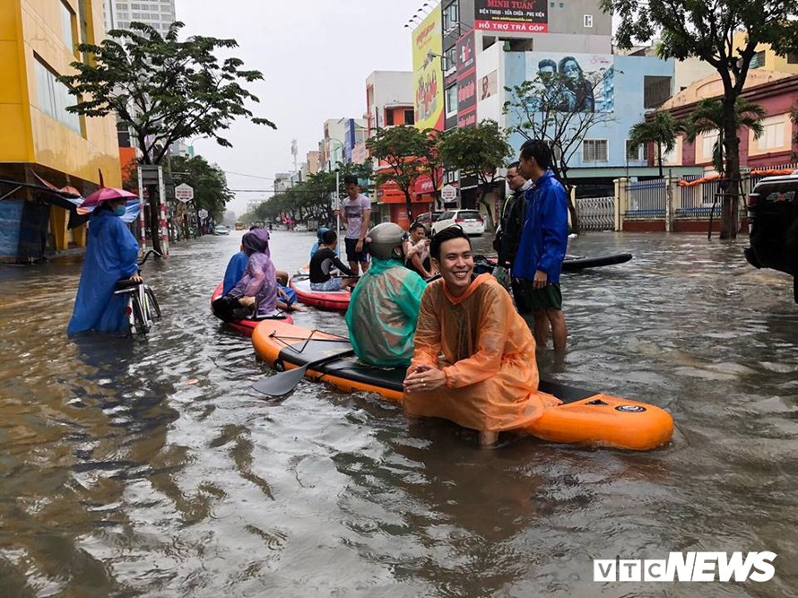 Người Đà Nẵng chèo thuyền trên phố sau trận mưa ngập lịch sử