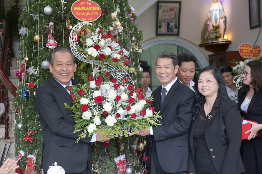 Phó Thủ tướng thăm gia đình ông Nguyễn Mạnh Đạt, gia đình Công giáo tiêu biểu. - Ảnh: VGP/Lê Sơn