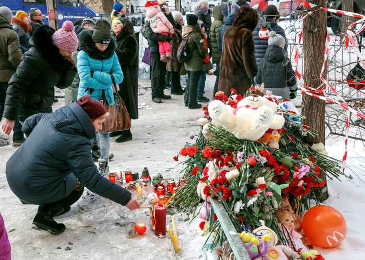 Người dân Nga đặt nến và hoa cầu nguyện cho các nạn nhân của vụ sập chung cư hôm 31/12/2018.