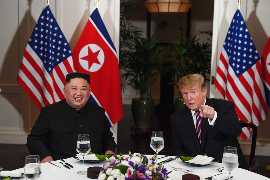 Ông Trump và Chủ tịch Kim bắt đầu bữa tối một cách thoải mái