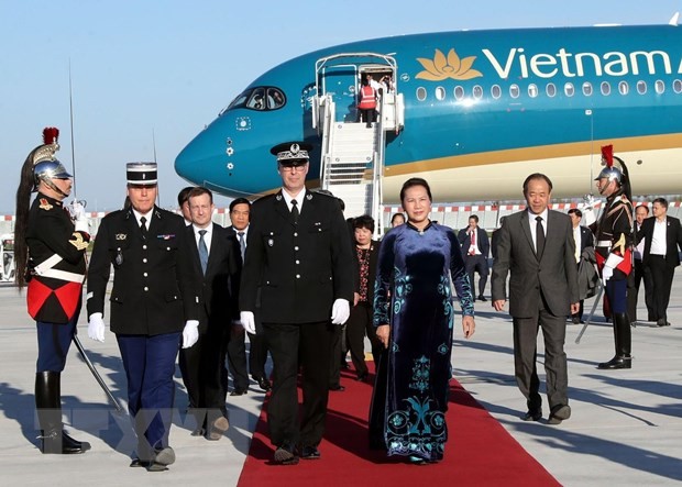 Quang cảnh lễ đón Chủ tịch Quốc hội Nguyễn Thị Kim Ngân tại sân bay Orly. 