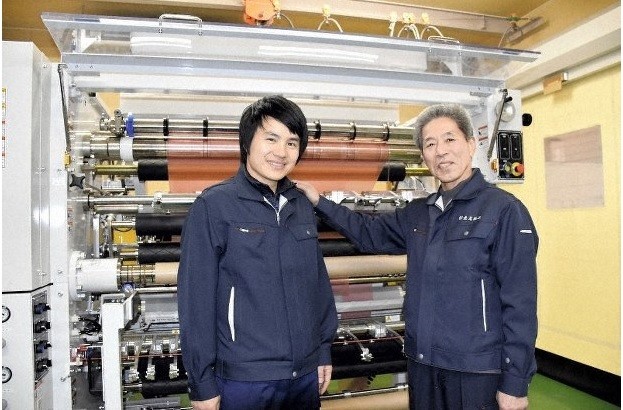 Ông chủ Nagao Shiko (phải) đứng cạnh anh Nguyen Duc Truong được chọn làm người thừa kế nhà máy.