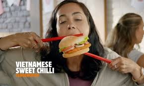 Quảng cáo ăn bánh bằng đũa, Burger King bị tố 'vô cảm văn hóa'