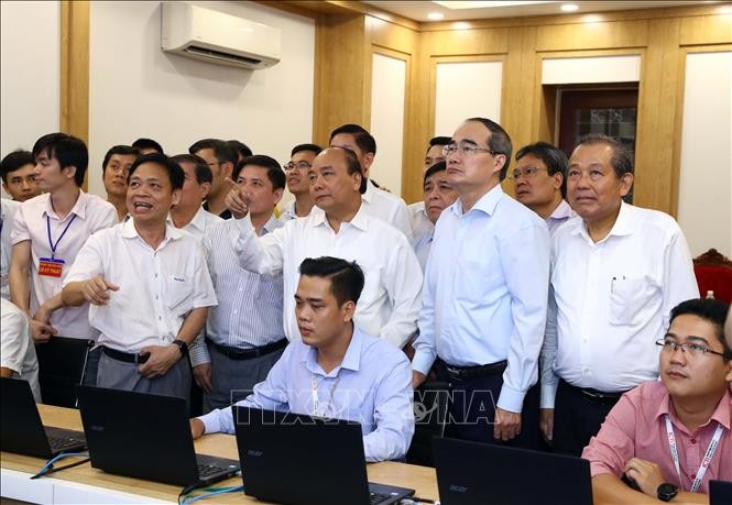 Thủ tướng Nguyễn Xuân Phúc thăm phòng điều hành mô phỏng thành phố thông minh.