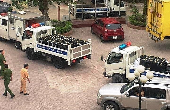Cả đoàn xe cảnh sát giao thông chở tang vật gần tấn ma túy ở Nghệ An