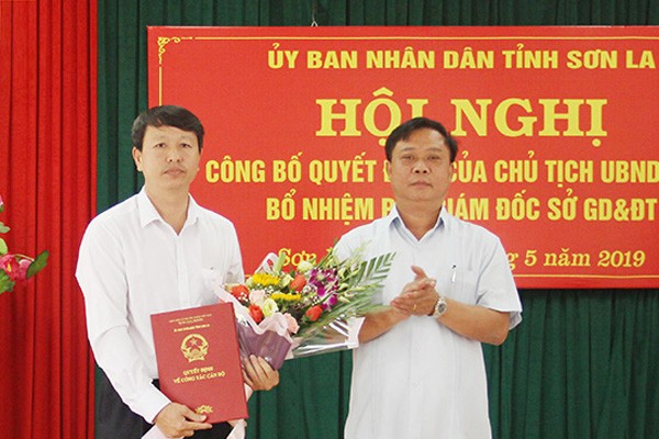 Ông Nguyễn Chiến Thắng (trái) nhận quyết định bổ nhiệm.