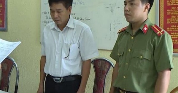 Cơ quan ANĐT đọc lệnh khởi tố đối với ông Trần Xuân Yến - Ảnh: Bộ Công an