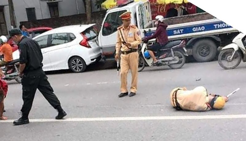 Thanh niên xăm trổ tông gục cảnh sát giao thông trên đường Hà Nội