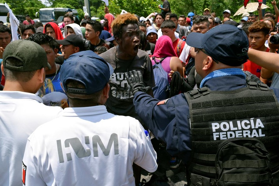Hình ảnh một người di cư tranh cãi với lực lượng vũ trang biên giới Mexico tại Metapa de Martinsuez, bang Chiapas, Mexico ngày 5/6. Ảnh: Reuters