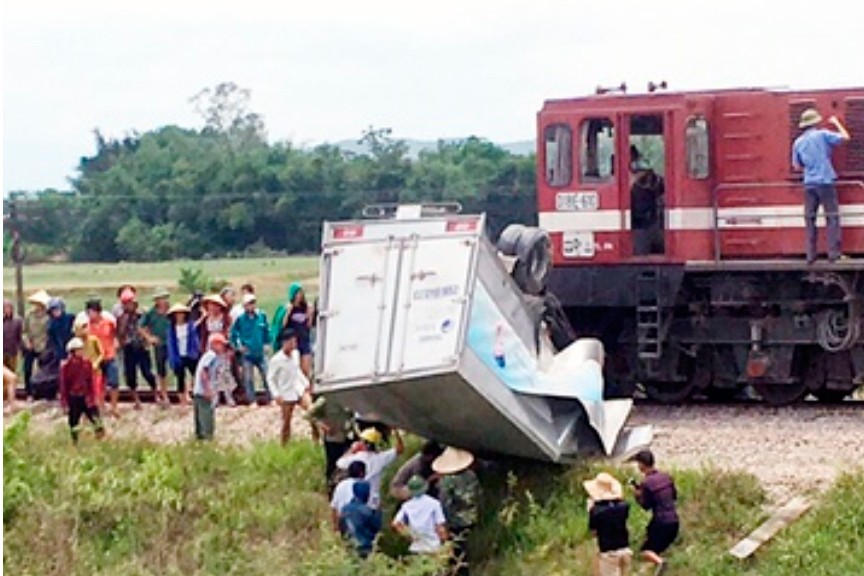 Cố tình băng qua đường sắt, xe tải bị tàu hỏa tông biến dạng