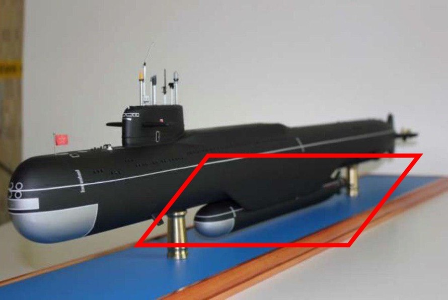  Mô hình tàu ngầm mẹ mang theo tàu ngầm con Losharik. (Ảnh: Novaya Gazeta)