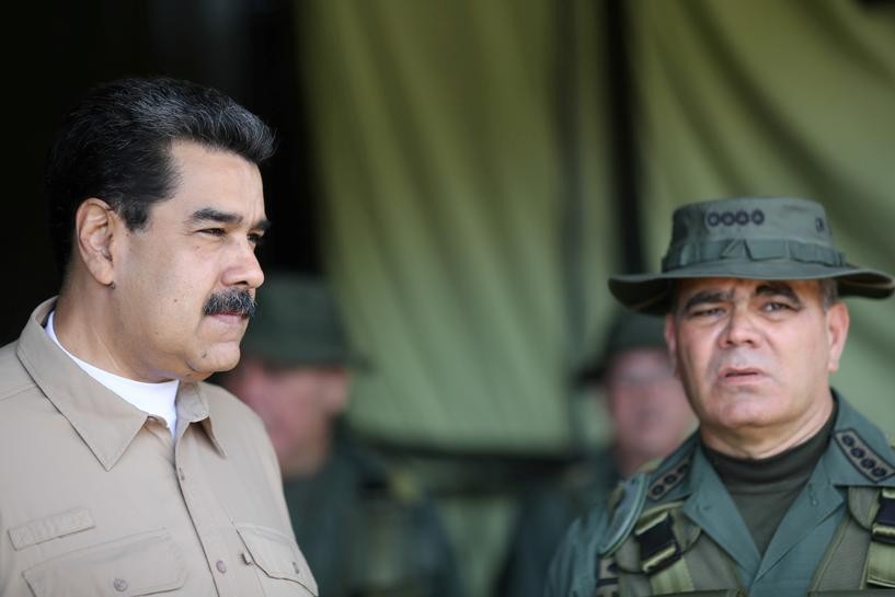Tổng thống Venezuela Nicolas Maduro và Bộ trưởng Quốc phòng Vladimir Padrino phát biểu trong cuộc họp với các chỉ huy quân sự tại Caracas, Venezuela ngày 3/6. Ảnh: Reuters