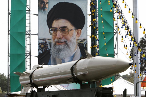 Một tên lửa của Iran được trưng bày trước bức chân dung Lãnh đạo tối cao Ayatollah Ali Khamenei tại một quảng trường ở phía nam Tehran. Ảnh: Reuters
