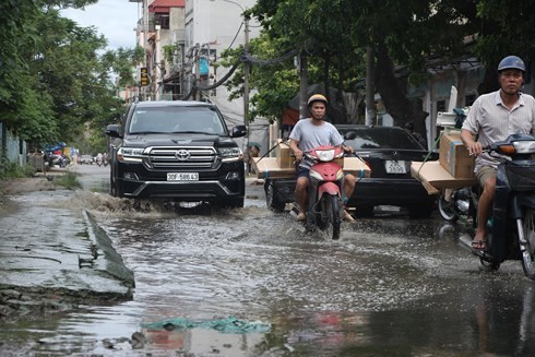 Cận cảnh con đường ngập úng, ứ đọng nước thải bất kể nắng, mưa tại Hà Nội