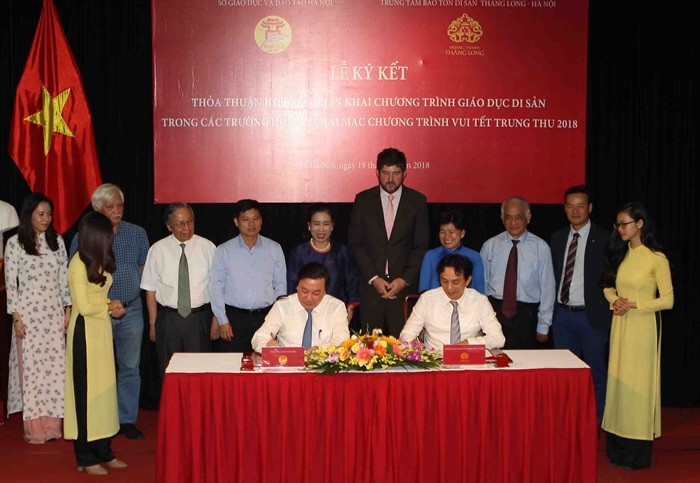 Lễ ký kết thỏa thuận hợp tác triển khai chương trình giáo dục di sản Hoàng thành Thăng Long, Khu di tích Cổ Loa trong các trường học thuộc ngành Giáo dục và Đào tạo Hà Nội.