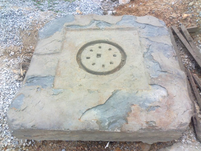 Một khối đá có dấu vết Chăm được phát hiện tại Thừa Thiên-Huế (Ảnh: Thanh Niên)