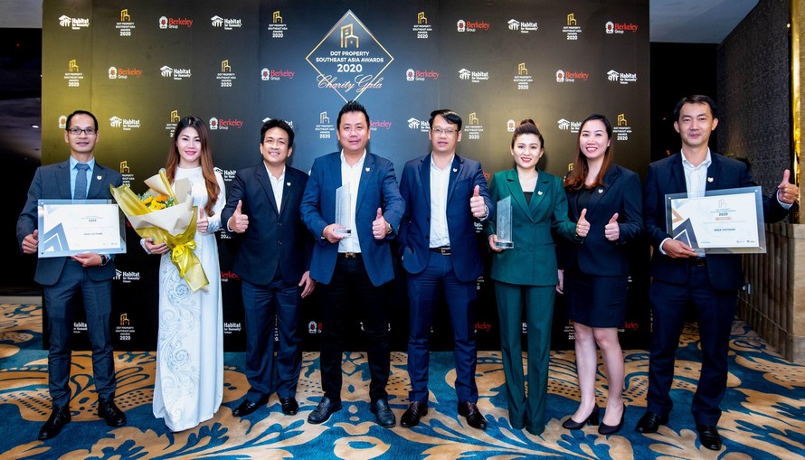 Ban lãnh đạo DKRA Vietnam và các công ty thành viên nhận hai giải thưởng tại lễ trao giải Dot Property Southeast Asia Awards