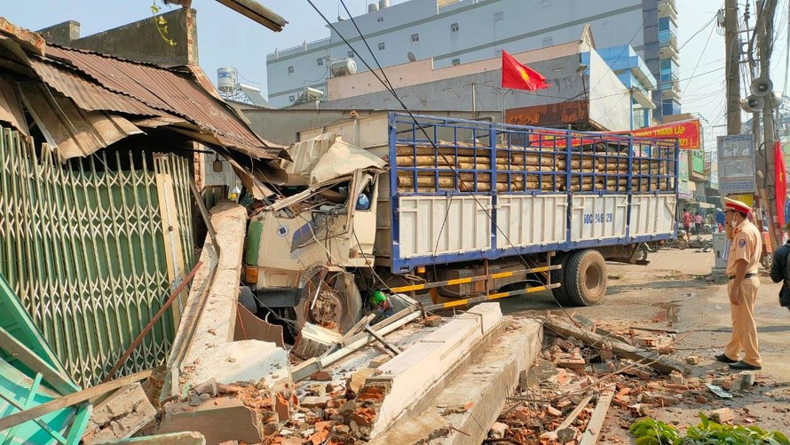 Đồng Nai: Xe chở gỗ gây tai nạn liên hoàn làm nhiều người bị thương 
