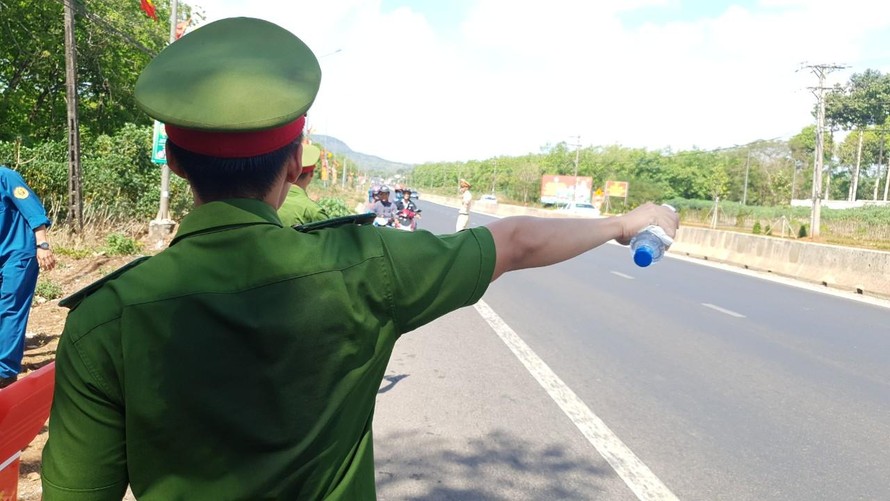 Từ 9 giờ sáng, người đi mô tô quay lại thành phố và các khu công nghiệp ở các tỉnh đã được nhận những chai nước ướp lạnh từ tay các chiến sỹ công an.