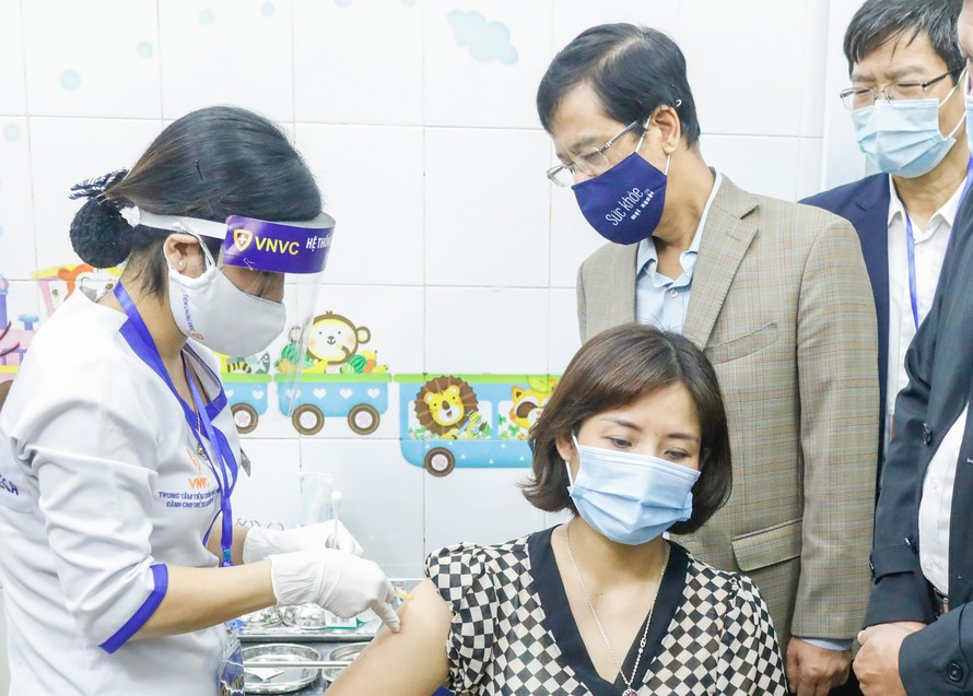 Người được tiêm đầu tiên ở Hải Dương là nhân viên y tế Phạm Thị Tuyết Nhung, 40 tuổi.