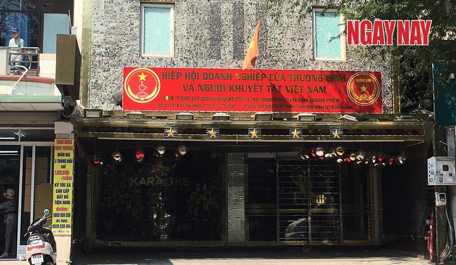 Dòng chữ “Hiệp hội Doanh nghiệp của Thương binh và Người khuyết tật Việt Nam” trên bảng hiệu quán Karaoke FYOU III.