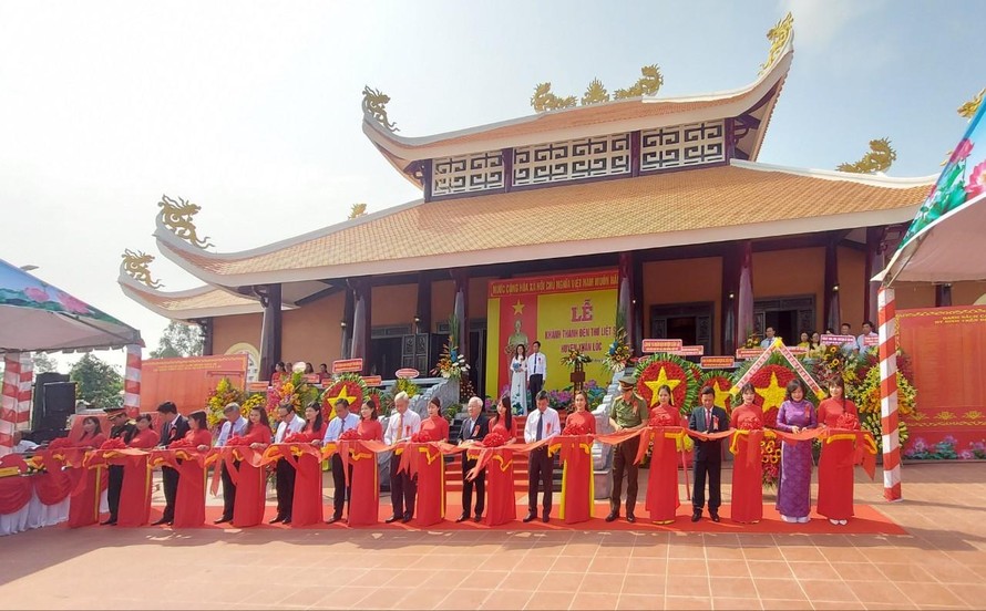 Các đại biểu cắt băng khánh thành Đền thờ Liệt sĩ huyện Xuân Lộc.