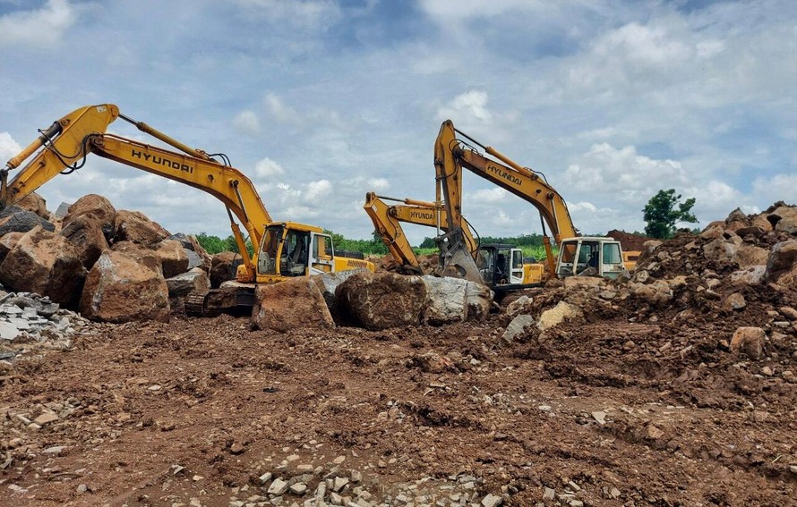 Ba xe cuốc đang đào đá mồ côi ở thửa đất tại ấp 6 xã Sông Trầu.