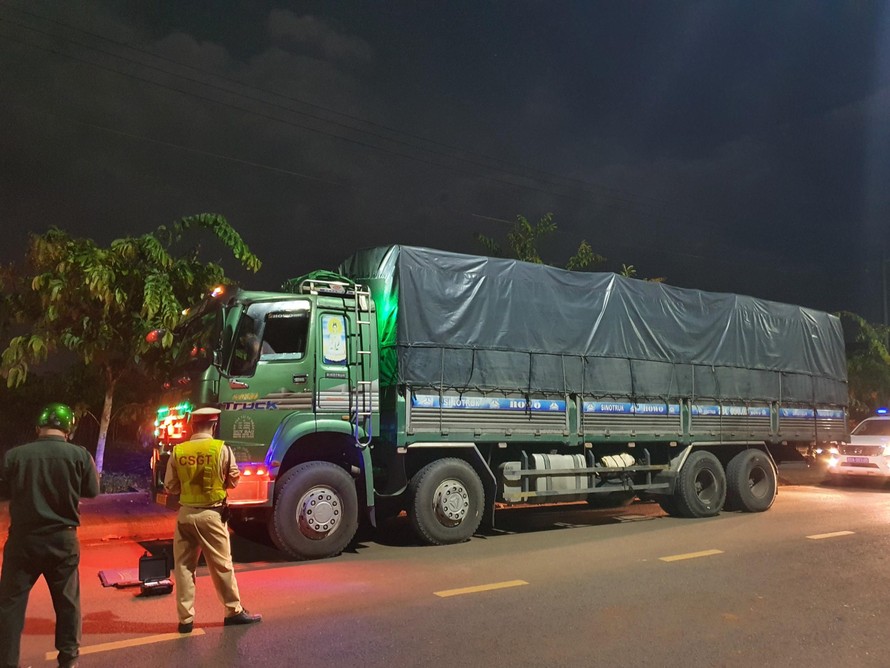 CSGT – TT TP.Long Khánh tiến hành cân tại chỗ xe tải chở cát.