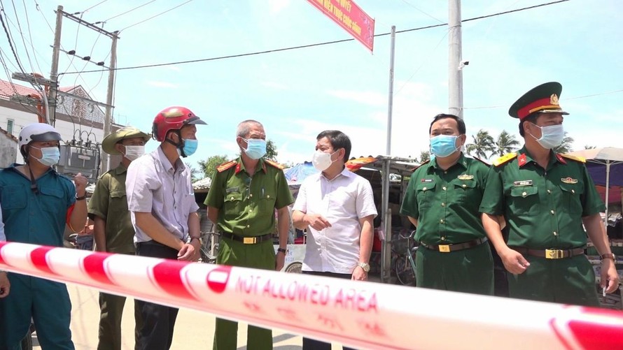 Chủ tịch UBND tỉnh Quảng Ngãi Đặng Văn Minh đi kiểm tra, chỉ đạo công tác phòng chống dịch Covid-19.
