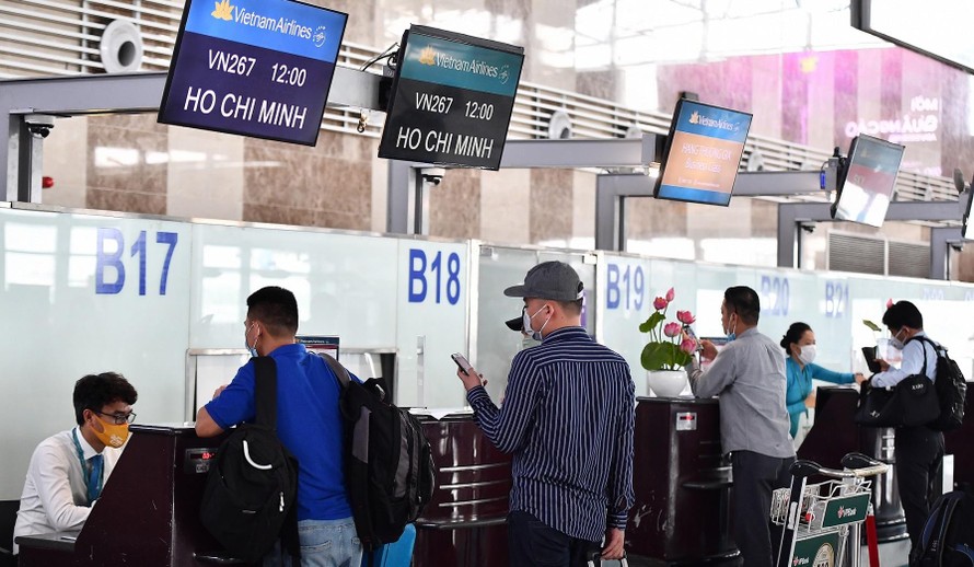 Nhiều người rước “cục tức” khi thực hiện thủ tục hoàn vé máy bay của hãng Hàng không Quốc gia Việt Nam. Ảnh: VNA