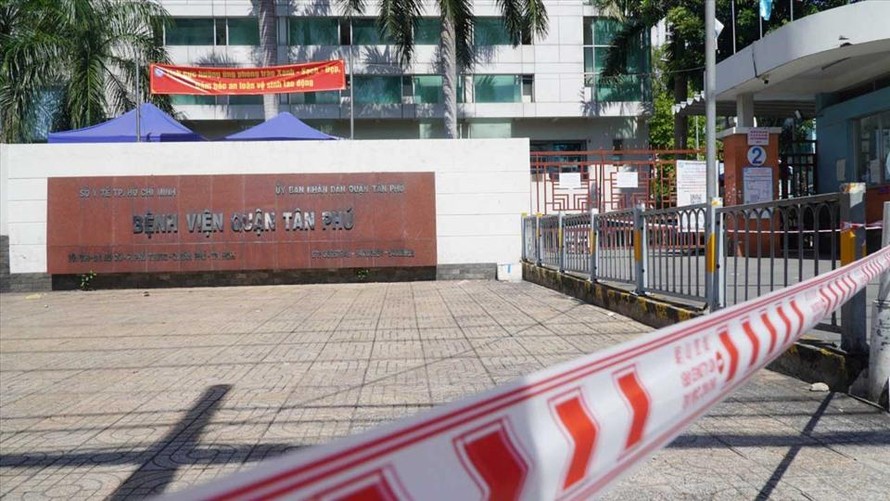 Bệnh viện Q.Tân Phú ngưng nhận bệnh nhân vì có ca dương tính với Covid-19 tới khám. Ảnh Lao Động.