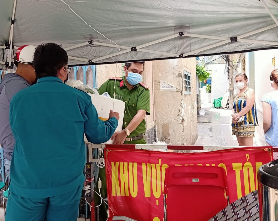  Siết chặt và tăng cường các biện pháp phòng chống dịch COVID-19 trên địa bàn thành phố Ảnh: Kiều Trang