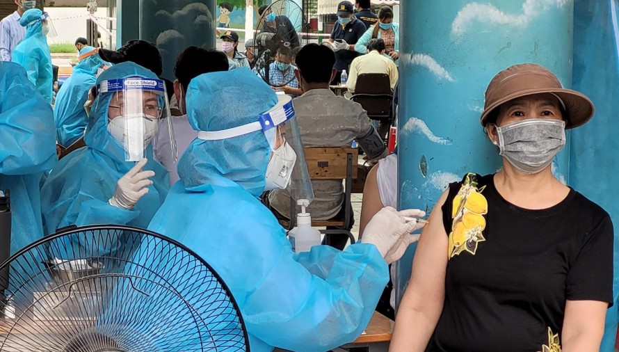 Gần 12.000 tiểu thương, người lao động tại chợ Bình Điền được tiêm vắc xin phòng Covid-19.