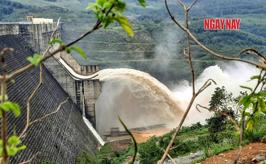 Thủy điện sông Tranh xả lũ hồi tháng cuối năm 2020. Ảnh: Lê Xuân Thọ