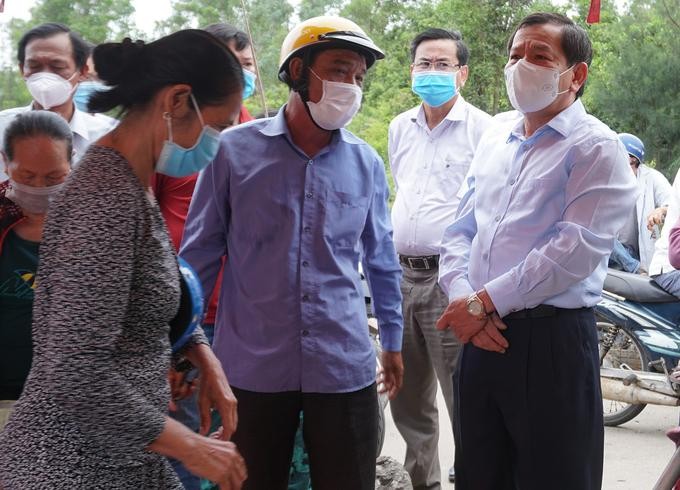 Lãnh đạo tỉnh Quảng Ngãi đi kiểm tra một chốt kiểm soát y tế.