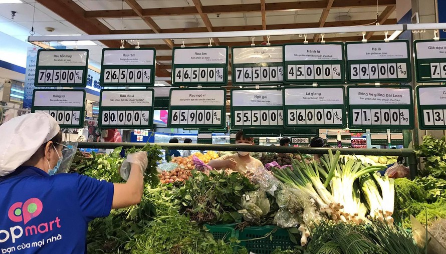 Tôi quyết định đi siêu thị và các cửa hàng thực phẩm để tìm mua rau củ quả và để kiểm chứng thông tin giá cả thị trường.