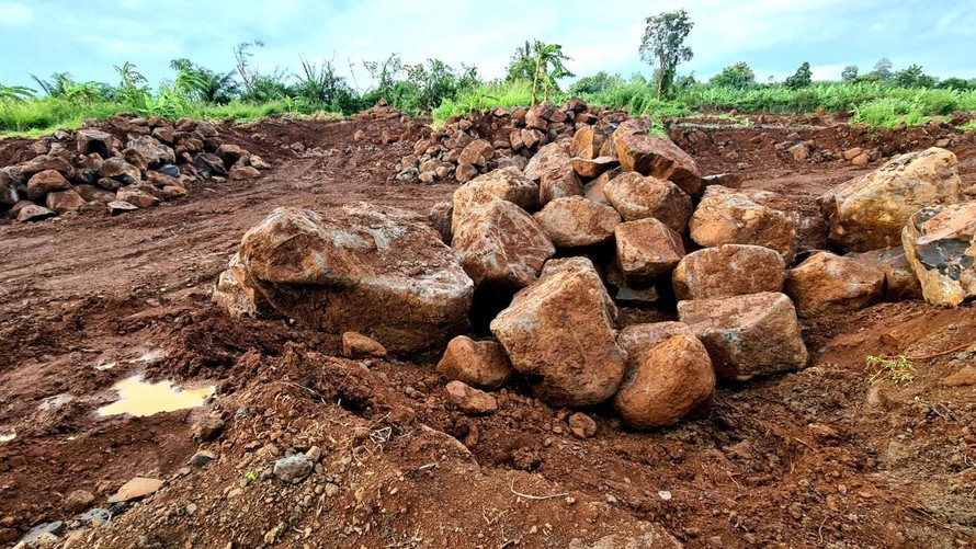 Các đối tượng lợi dụng giãn cách xã hội để lén lút khai thác đá mồ côi ở thửa đất bên đường Ấp 8.